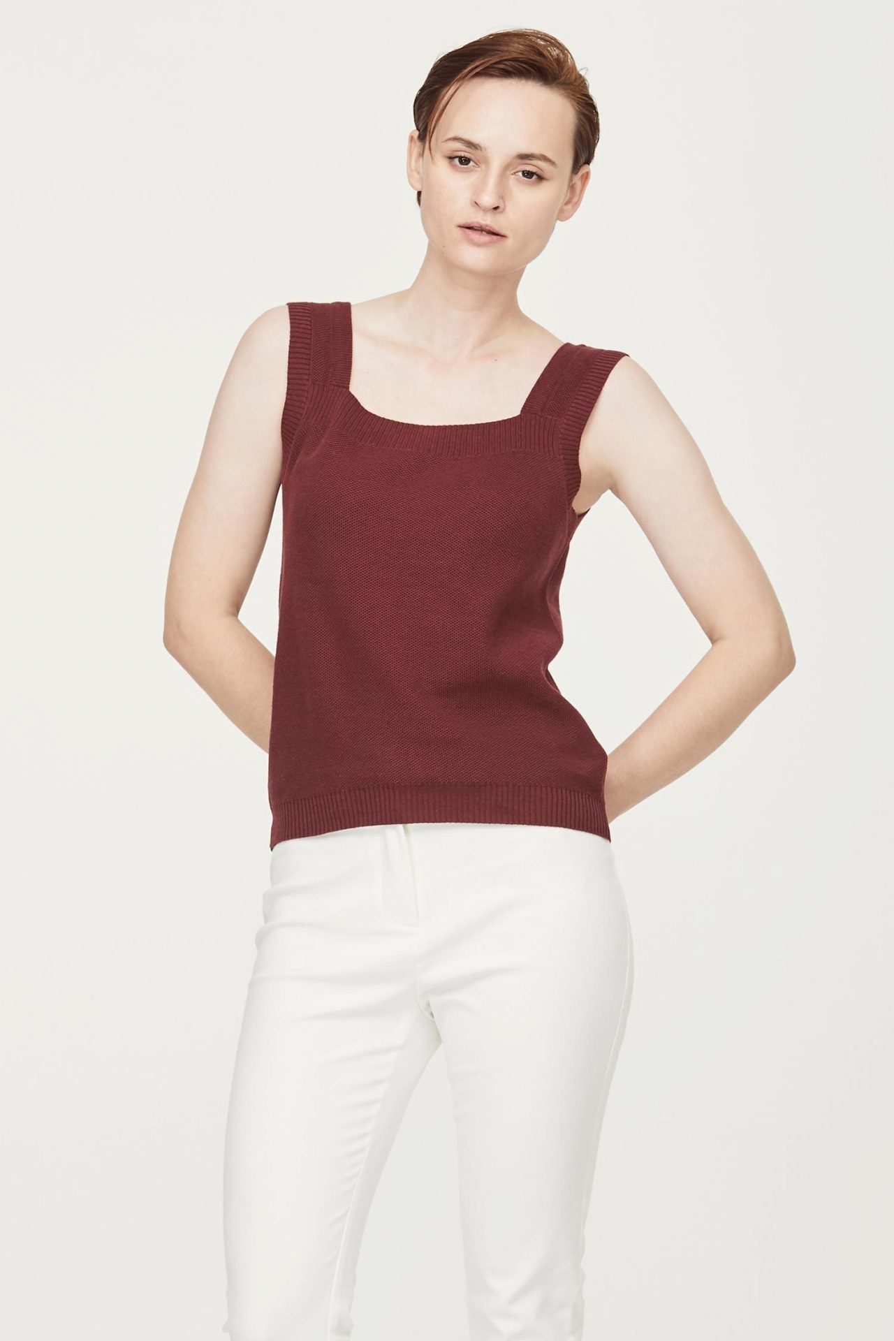 6600 merlot sleeveless knit top