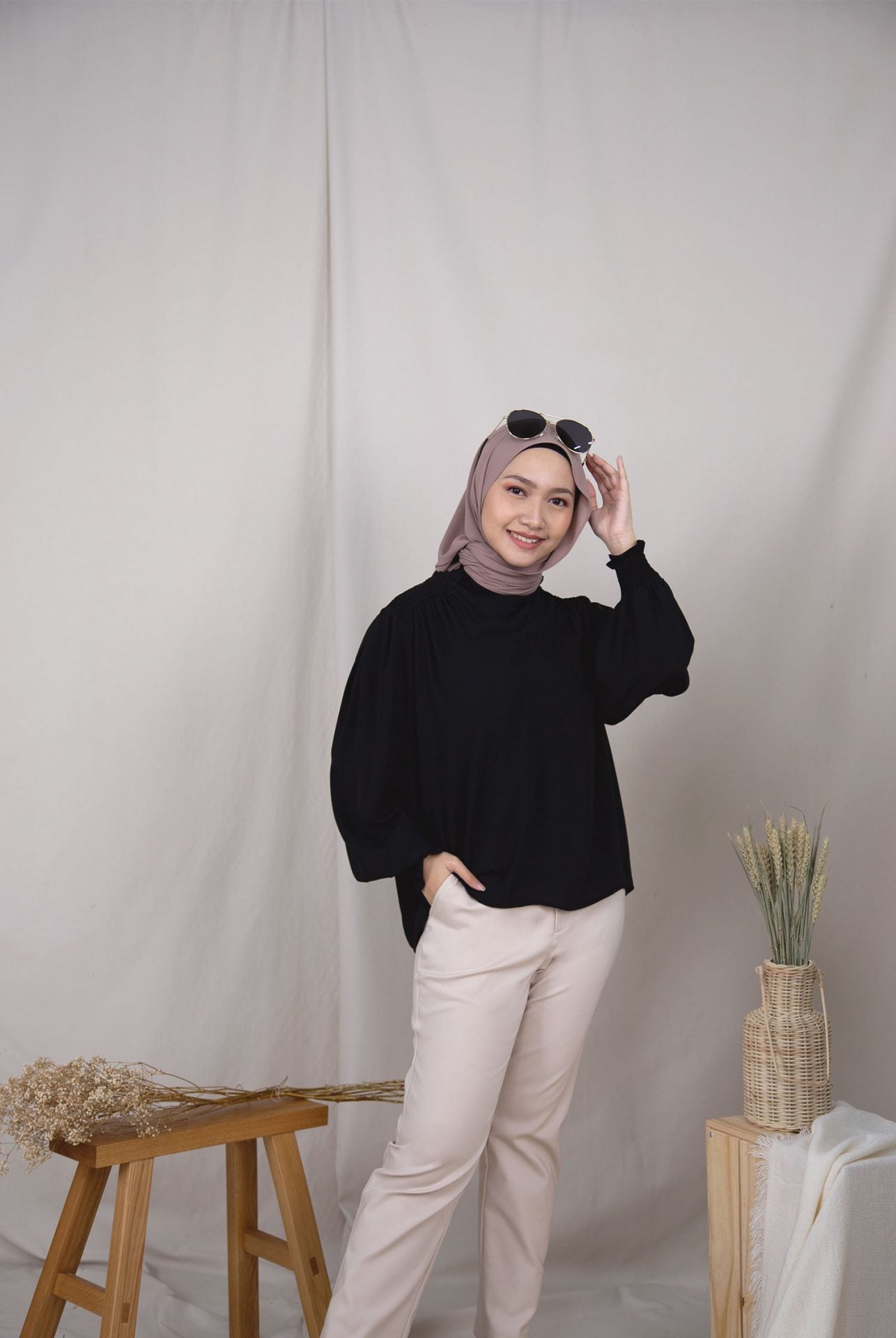 10652 Black 10657 Beige A