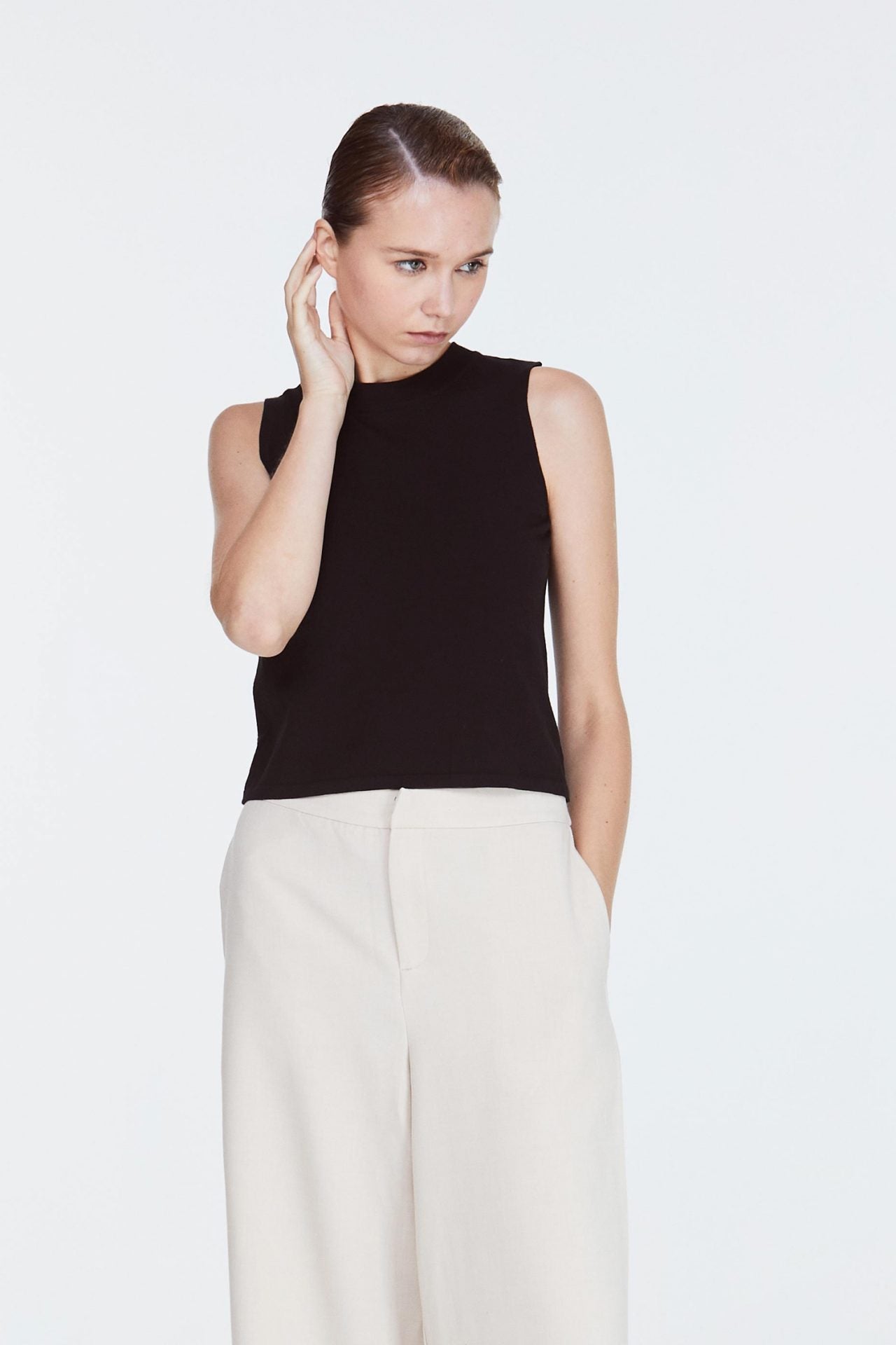 9961 BLACK SLEEVELESS KNIT TOP 1