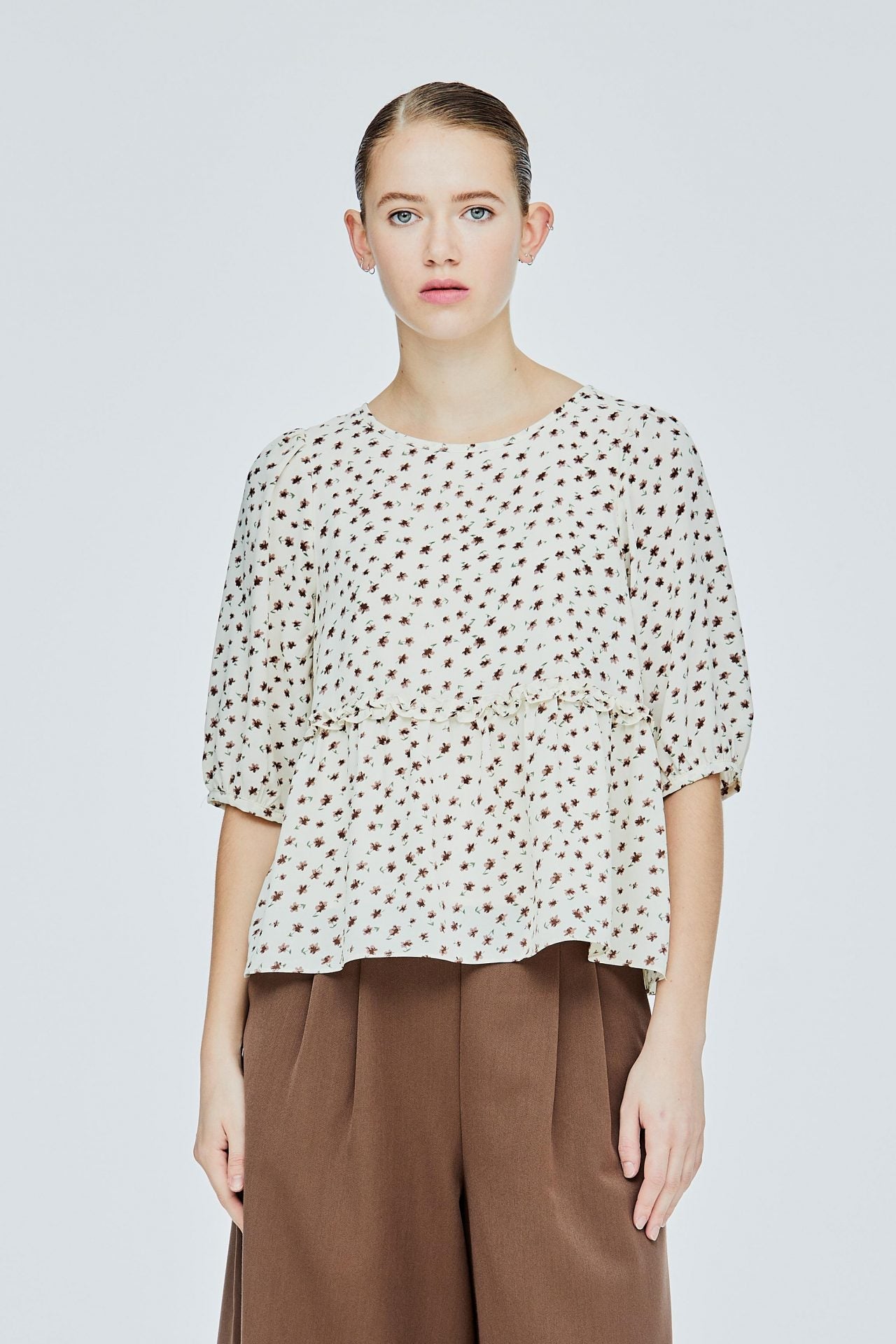 AB 11514 PRINTED PUFFY PEPLUM TOP ALMOND