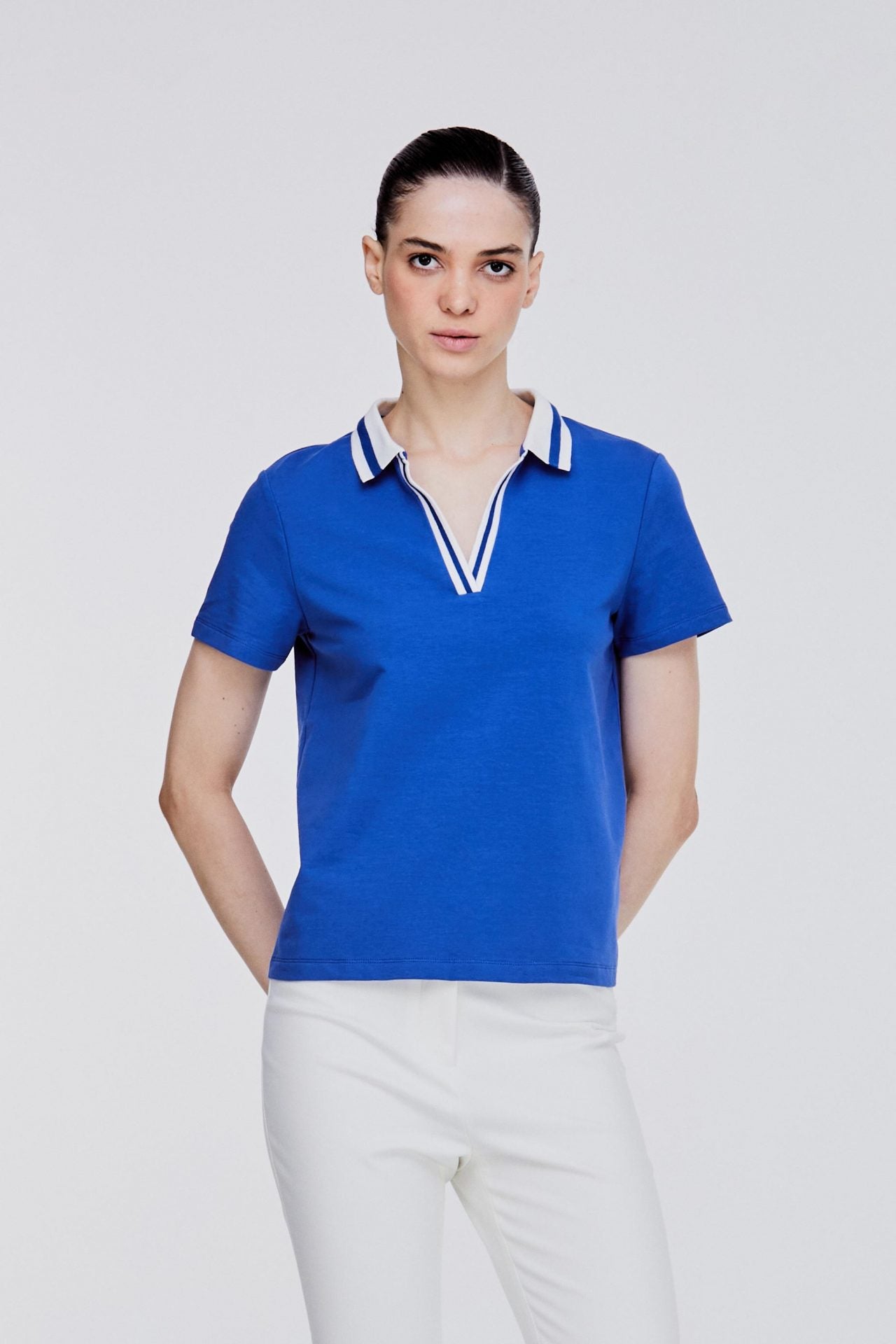 AT 10430 V-COLLAR TOP ROYAL BLUE