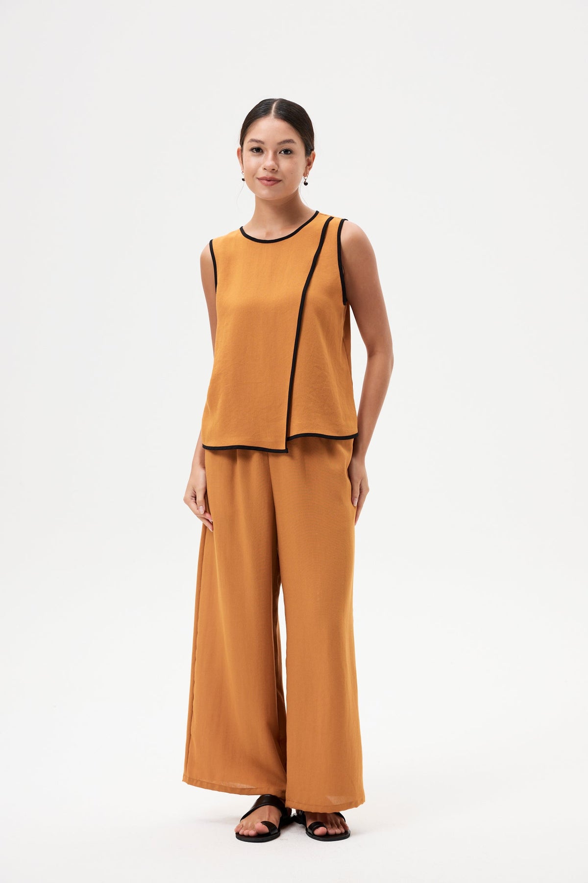 Contrast Binded Sleeveless Top