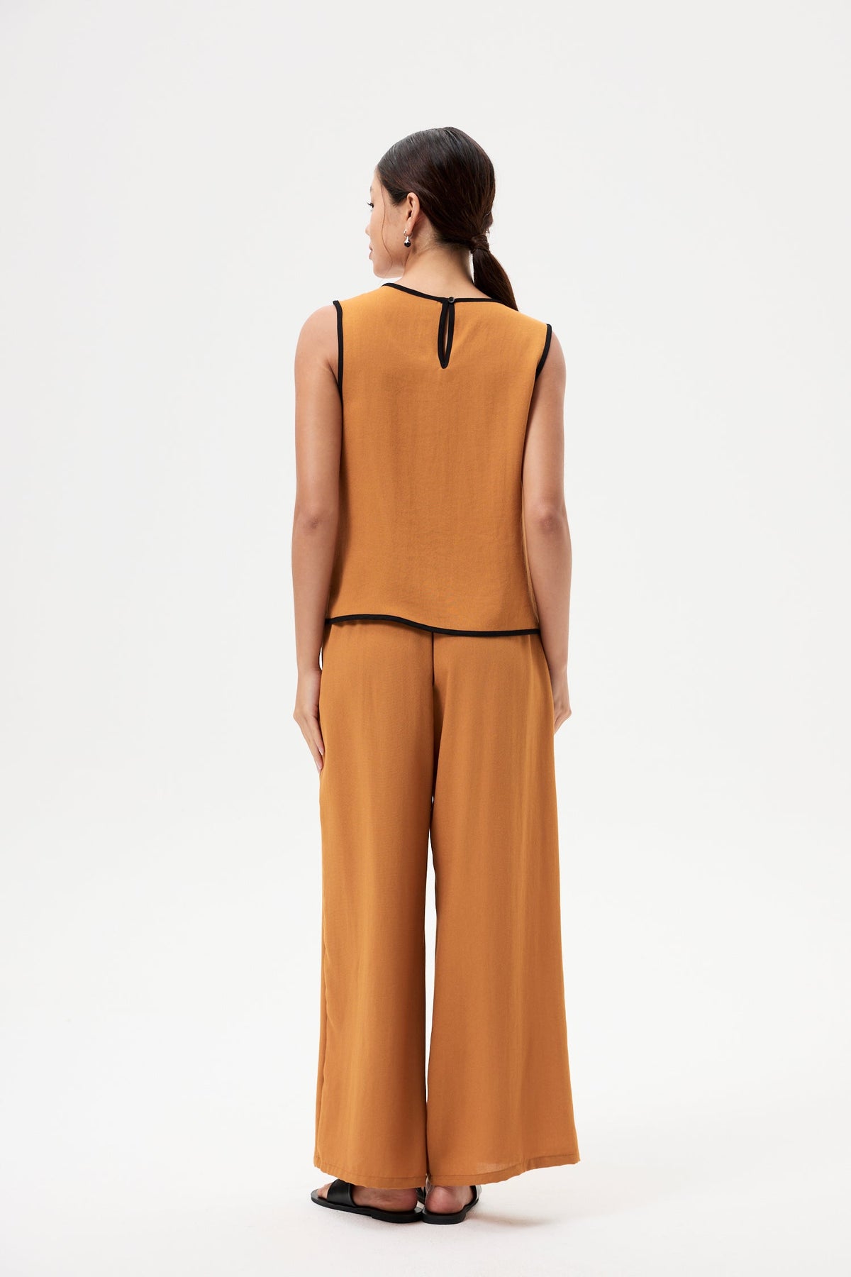 Contrast Binded Sleeveless Top