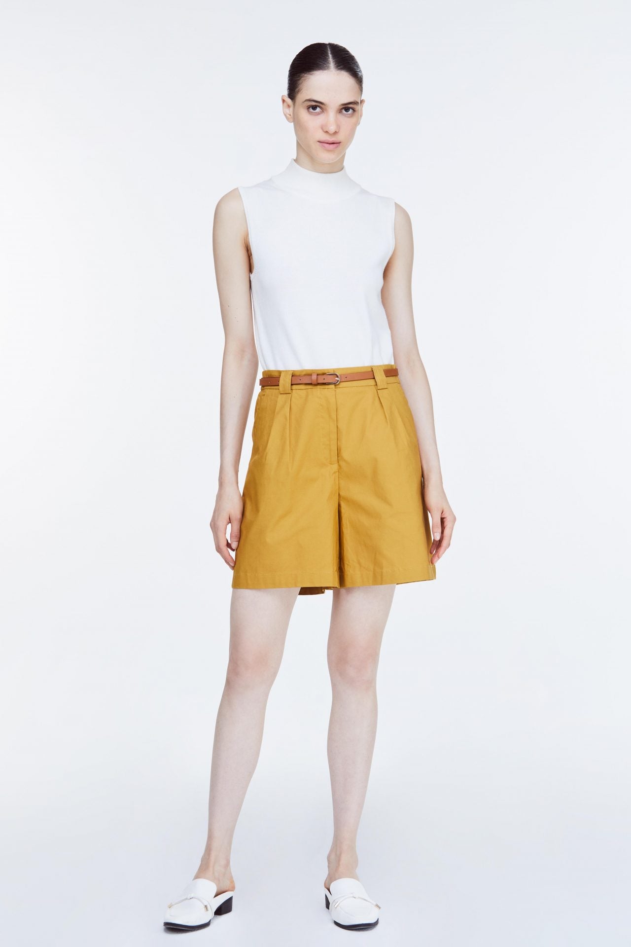 APS 10960 BELTED SHORTS GOLD 2