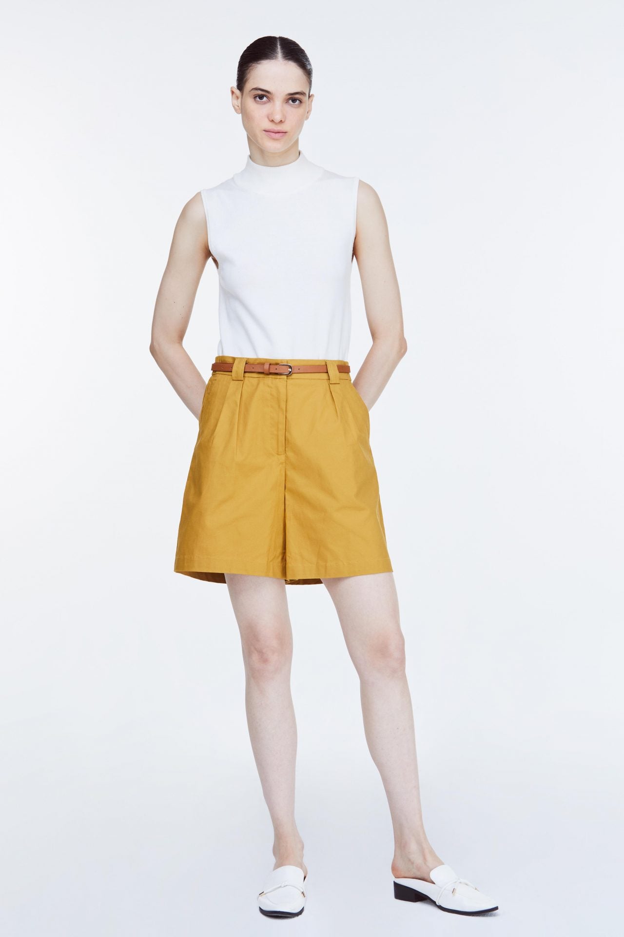 APS 10960 BELTED SHORTS GOLD