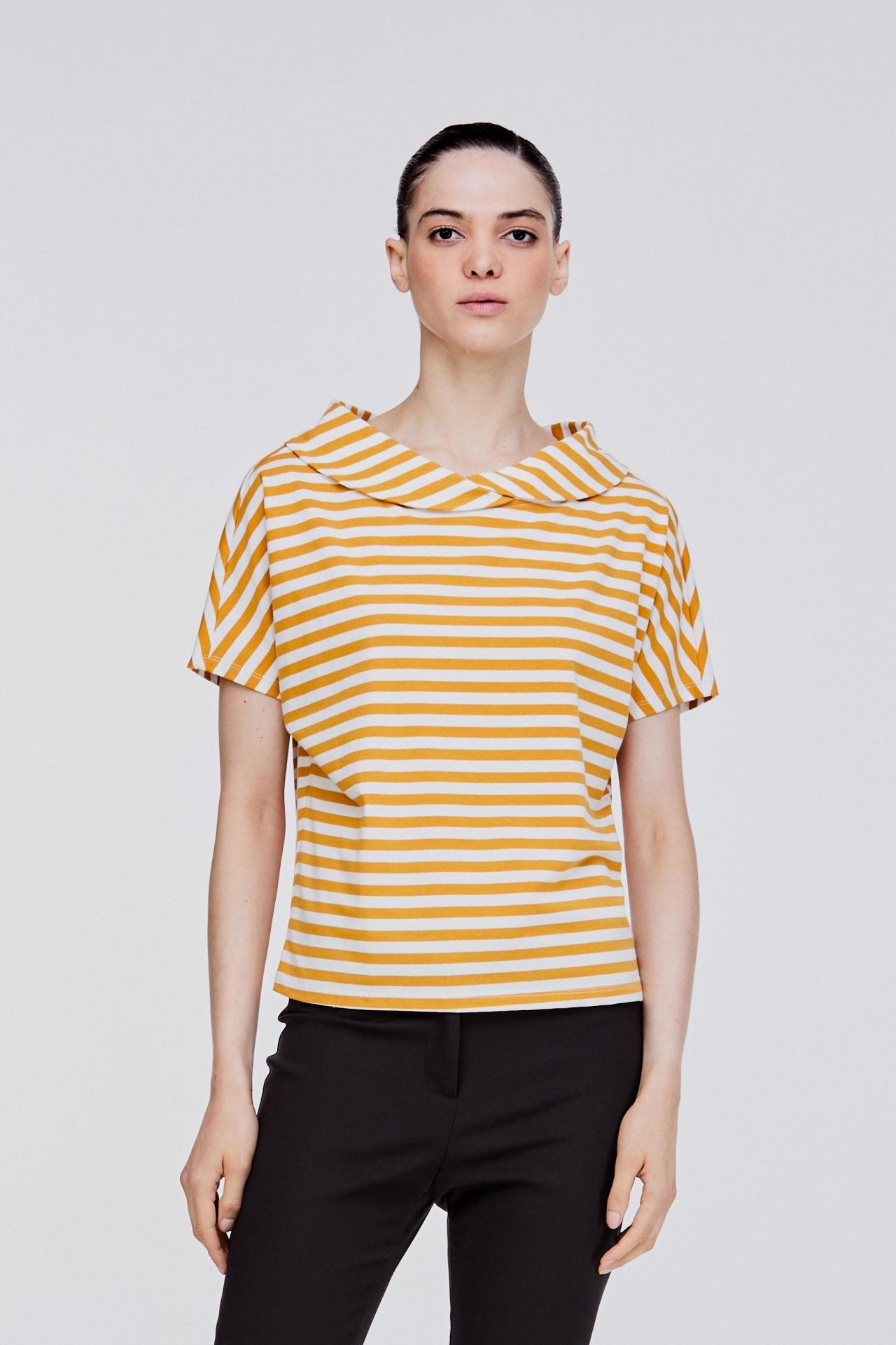 AT 11047 COLLARED BOAT NECK TOP MUSTARD